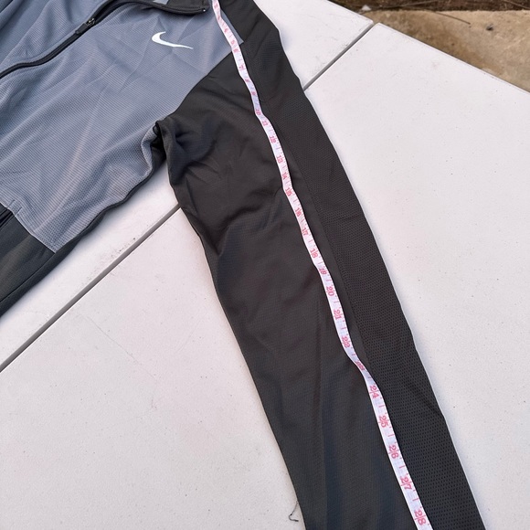 Nike Exercising Sweater - Picture 5 of 8